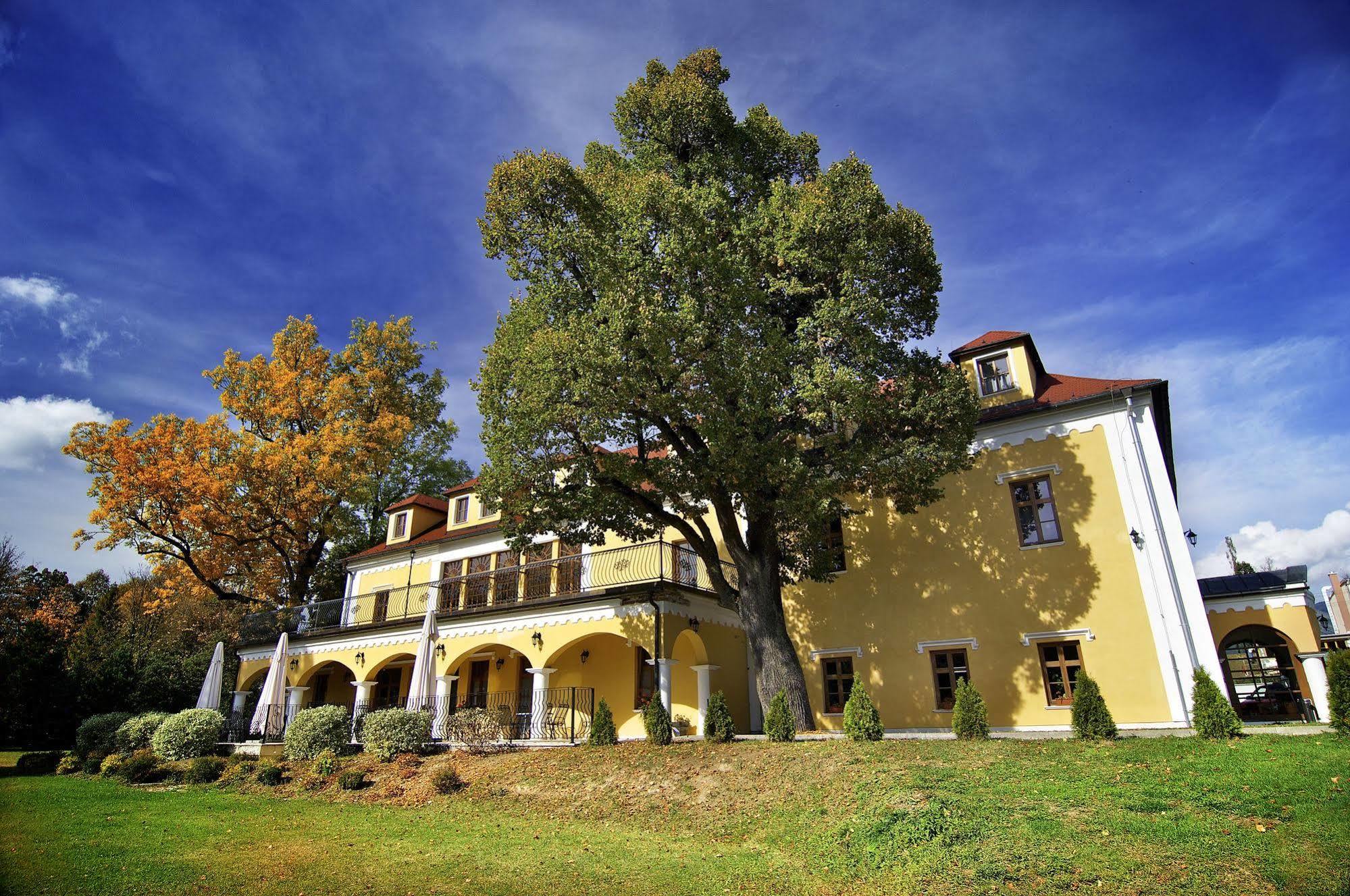 Kastiel Lucivna Otel Dış mekan fotoğraf