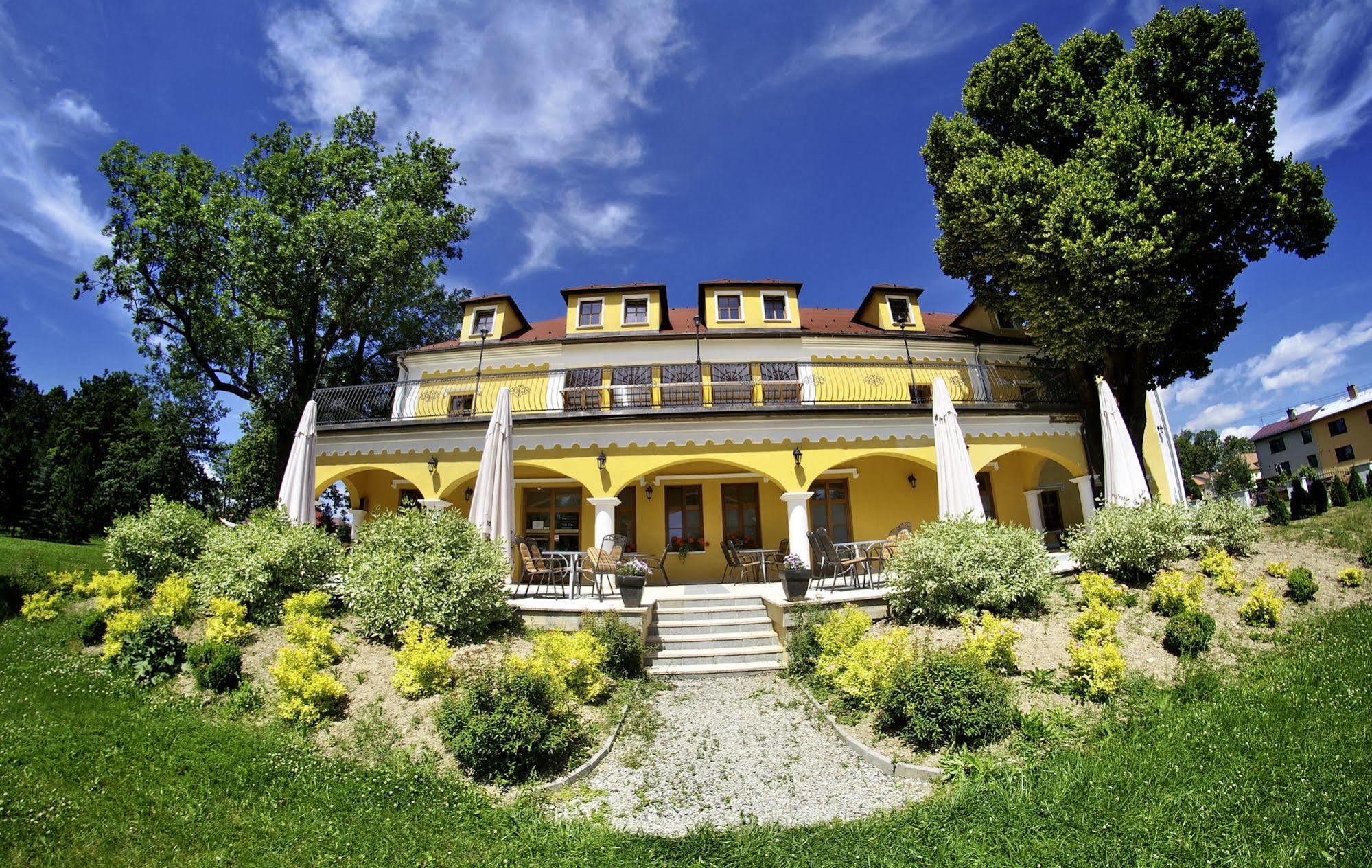 Kastiel Lucivna Otel Dış mekan fotoğraf